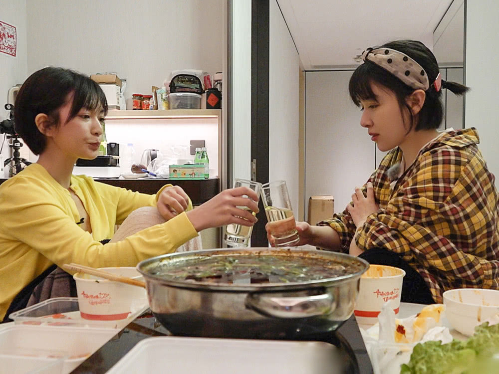 阚清子和程潇穿同款黄色格子衫,还和关晓彤撞上了!