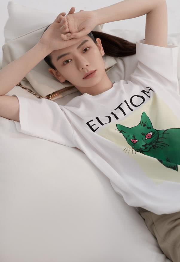 戚薇不化眼妆的模样太英气，最新造型好像“日系男友”