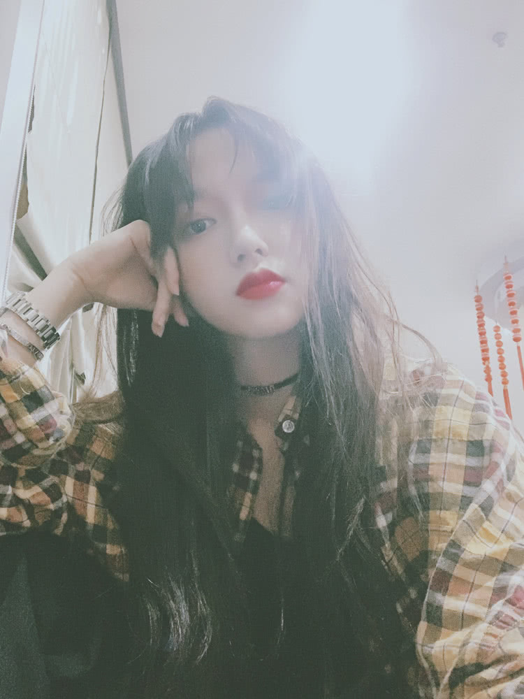 阚清子和程潇穿同款黄色格子衫,还和关晓彤撞上了!