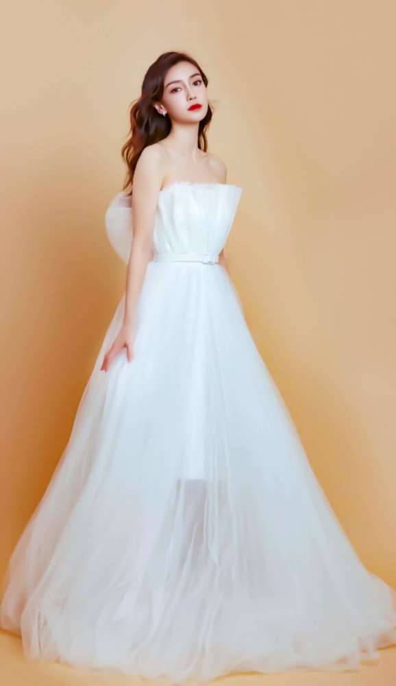 杨颖的穿搭越来越“仙”!白色“漏斗裙”秀美肩,漫画脸太不真实