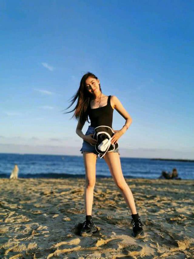 张天爱晒游玩照，看到她的鞋子后终于明白女星们腿为什么这么长