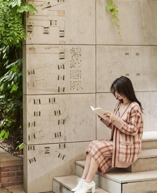 高圆圆薄纱刺绣衫配灰色阔腿裤,扎低盘发气质无敌了