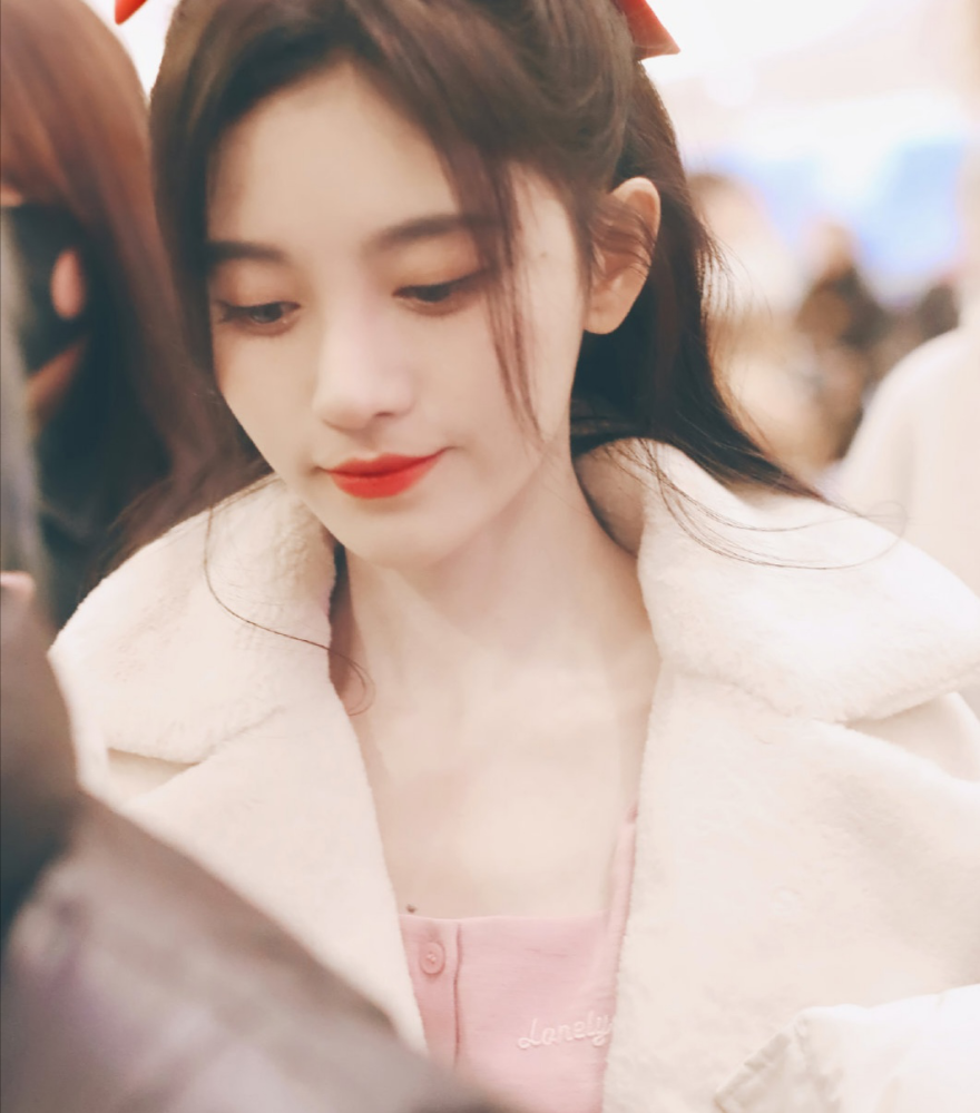 鞠婧祎穿搭超有气质,怪不得被称为4000年一遇的美女!