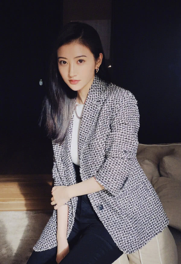 景甜穿西装配紧身内搭显好身材，淡妆美得像18岁