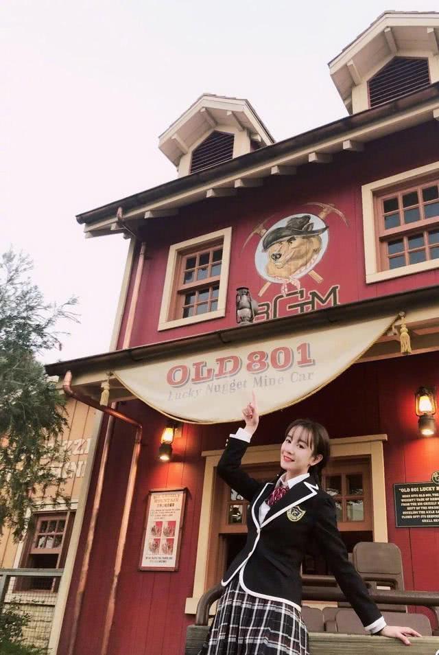 张濛茶歇裙穿出丰满的紧绷感，身材和衣品依然在线