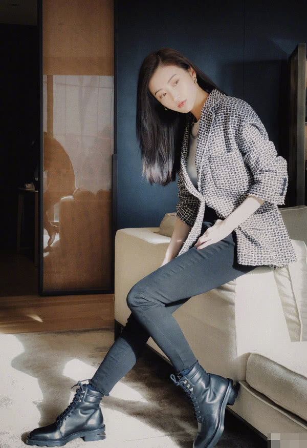 景甜穿西装配紧身内搭显好身材，淡妆美得像18岁