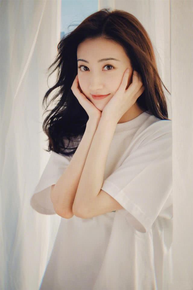 景甜穿白色T恤清新可人,双手托腮美如邻家少女