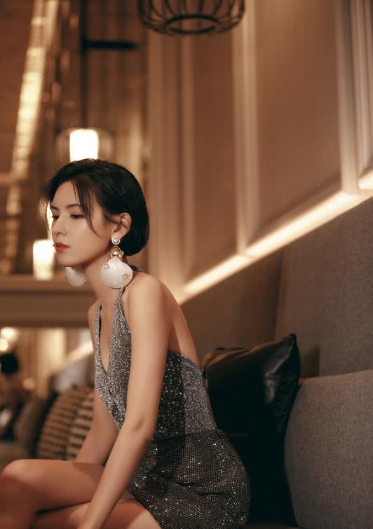 张予曦脖子上绑“带子”不怕掉,衣服又亮又闪美的让人心动