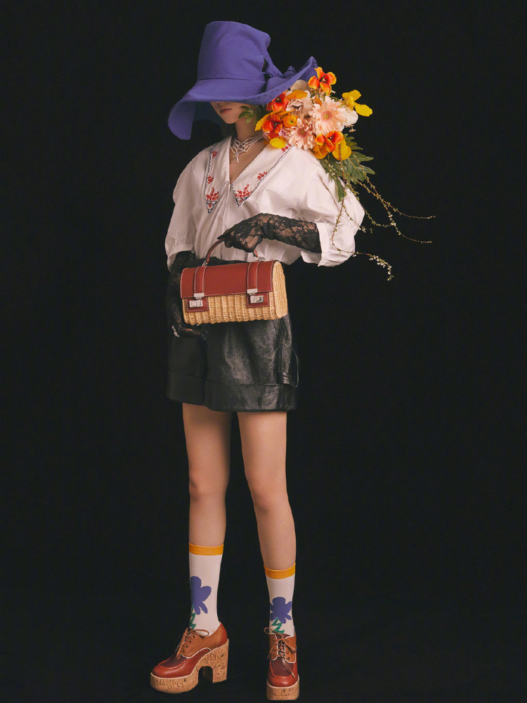 乔欣玫粉色羽毛裙搭配鲜花妆,少女风情复古浪漫让人眼前一亮!