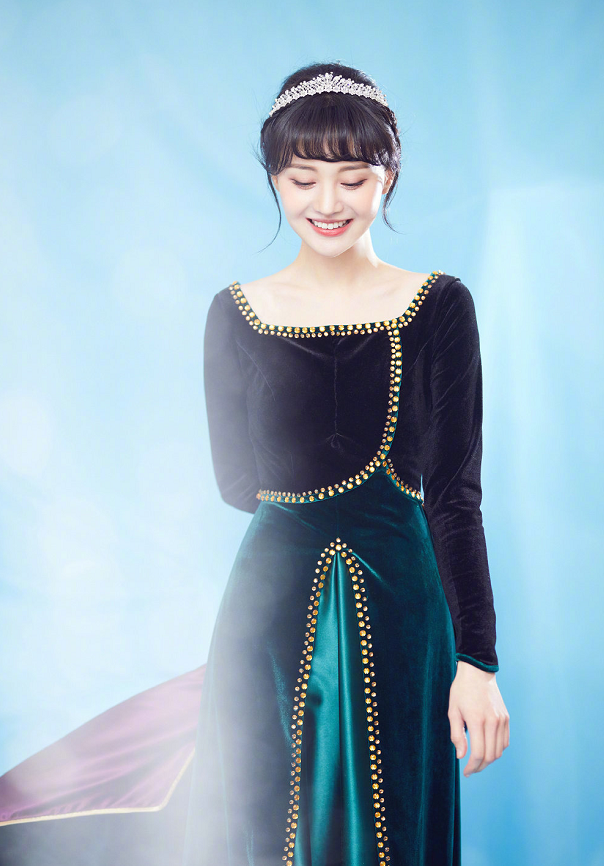 郑爽近照美回楚雨荨!COS安娜公主笑容甜美,太可爱了