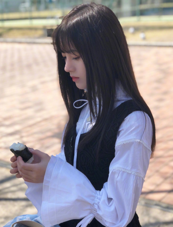 鞠婧祎穿开衩裤表演,当她坐下的一刻,看到腿:确定真实存在?
