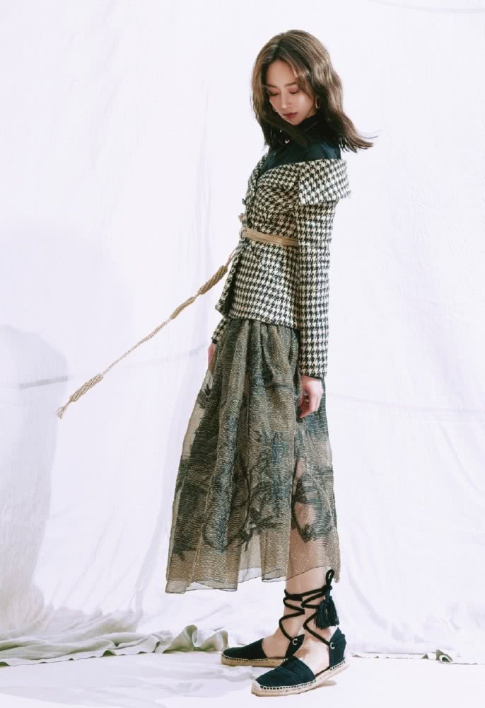 张钧甯穿黄色连衣裙,露美背线条太迷人