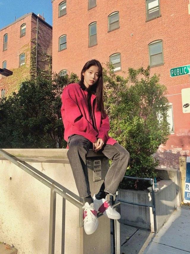 欧阳娜娜发自拍,白底碎花上衣小露锁骨,这是改走小性感路线?