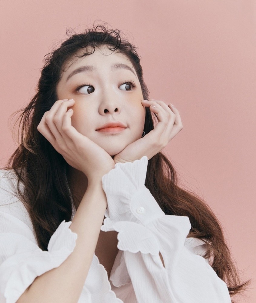 金多美穿白色娃娃领衬衣,清纯甜美