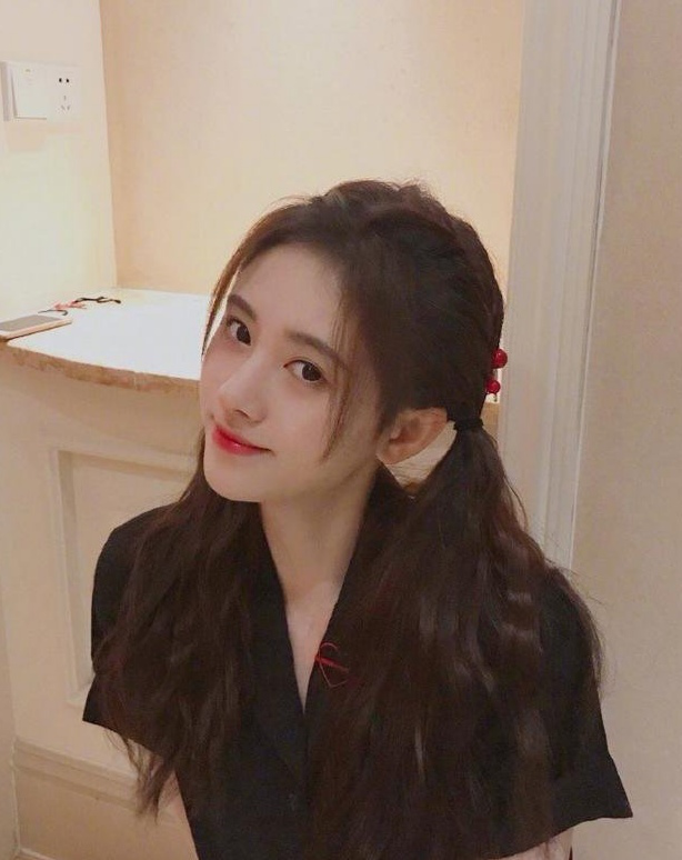 鞠婧祎穿搭超有气质,怪不得被称为4000年一遇的美女!