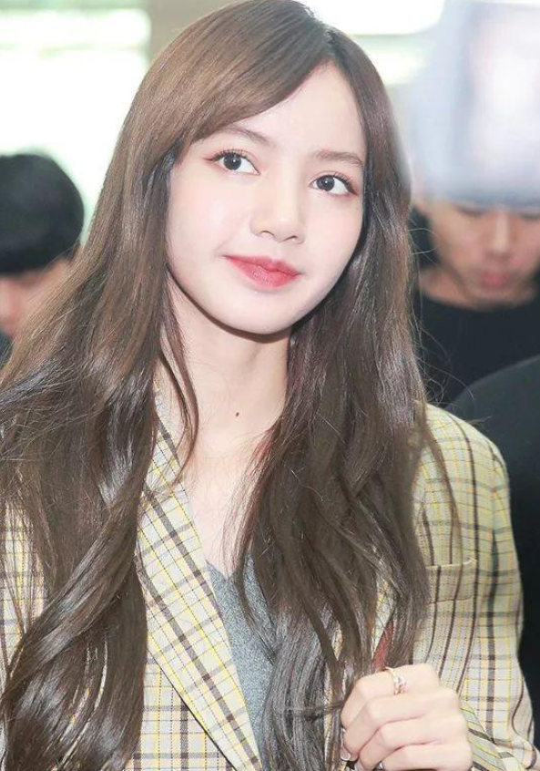 LISA换掉齐刘海露出高额头,更像芭比娃娃了