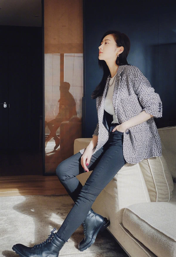 景甜穿西装配紧身内搭显好身材，淡妆美得像18岁