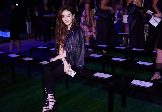 徐璐黑色透视露脐背心配皮衣又飒又美,气场A爆