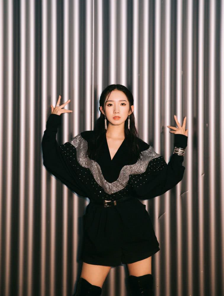 孟美岐身穿黑色亮片上衣搭配黑色热裤,酷炫个性有魅力
