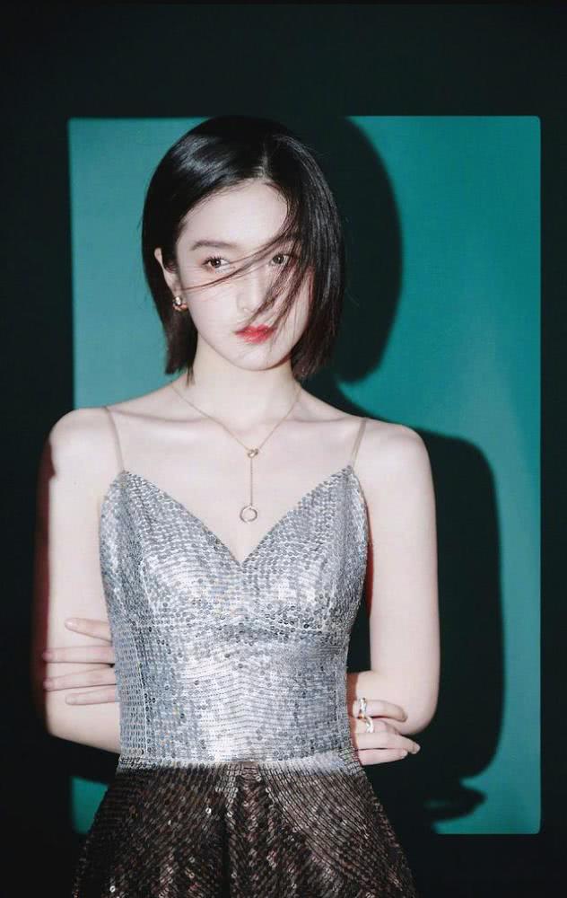 佟丽娅一条两根带子的裙子也能穿的很美,气质真好