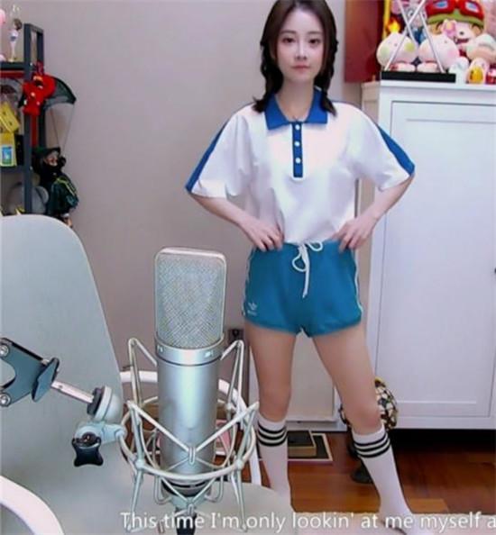 冯提莫胸围遭吐槽 飞机场真实尺码被曝光