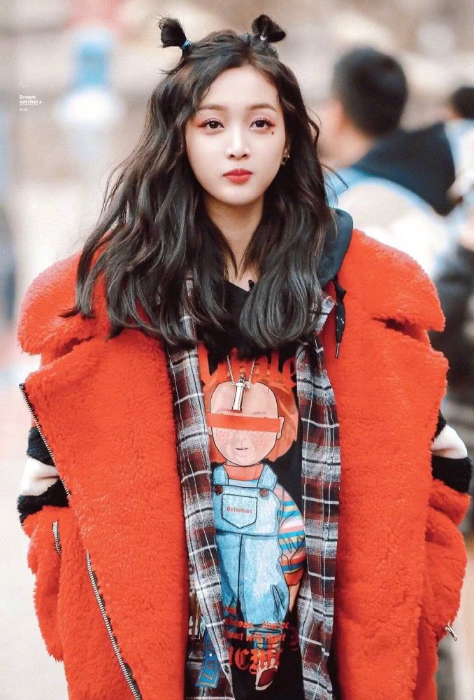 沈梦辰和吴宣仪同为双丸子头造型卖萌，却看不出年龄差，你更喜欢谁呢？