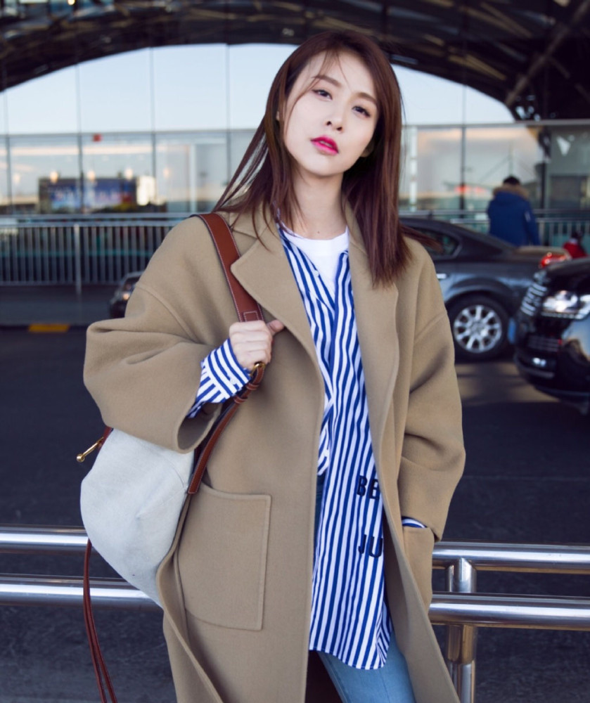 贾青穿白T格纹裙出镜，简洁日常不乏时尚