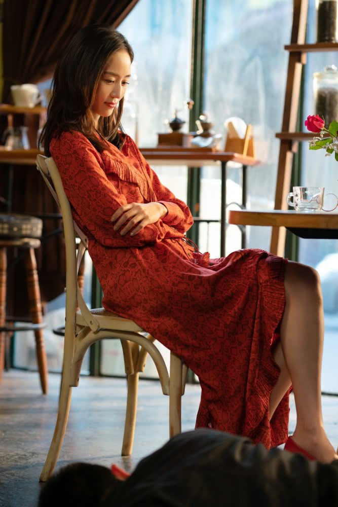 张钧甯穿黄色连衣裙,露美背线条太迷人