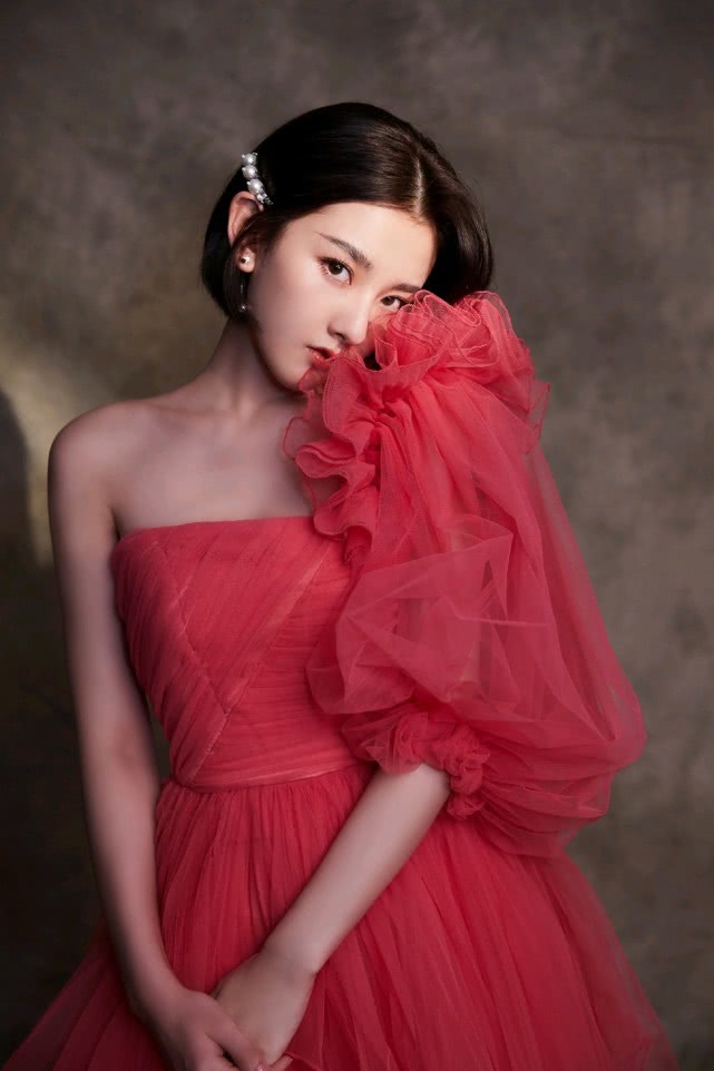 有种“发育过猛”叫宋祖儿，穿上薄纱裙，尽显好身材