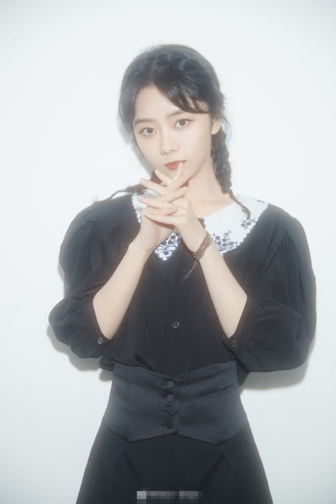 谭松韵娃娃衫配双麻花辫,小学生都不敢这么穿