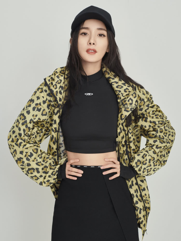 杨幂最新广告片上线，露脐装搭配开叉裙，身材比例太惊艳！