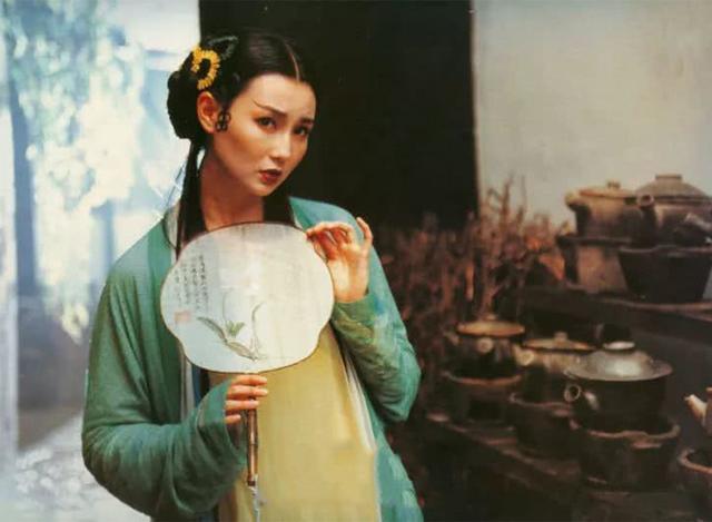 关晓彤挑战青蛇古装造型，身姿曼妙风情万种不输张曼玉！