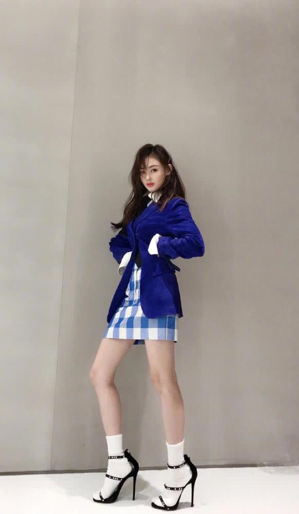 时尚大魔王张天爱蜜桃臀简直绝了，袜子配凉鞋欣赏不来