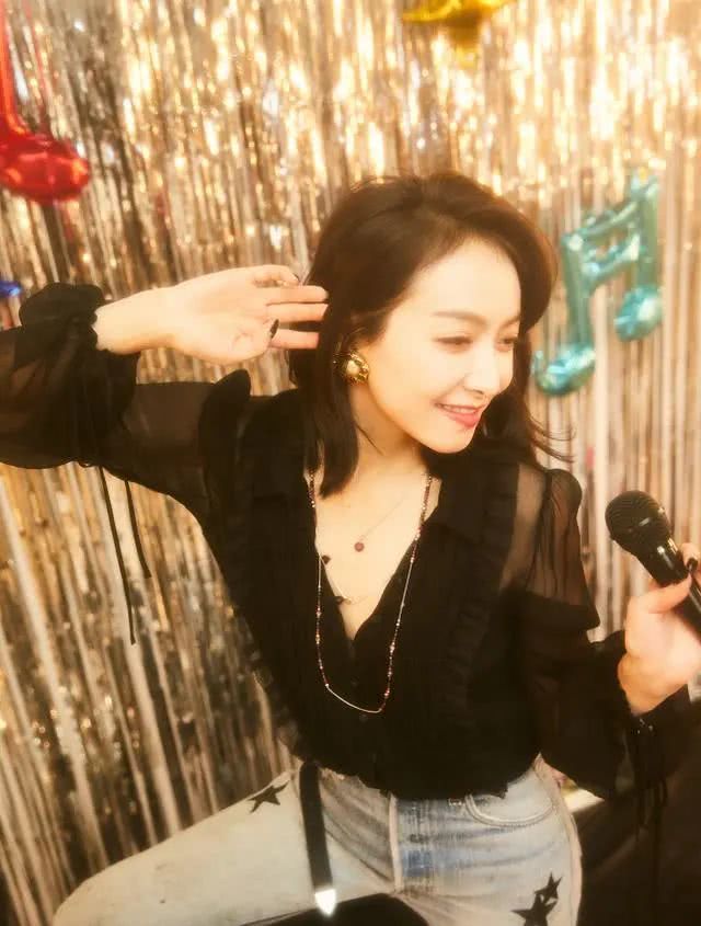 宋茜穿薄纱衫配喇叭裤复古优雅，换短款毛衣搭配阔腿裤时髦干练