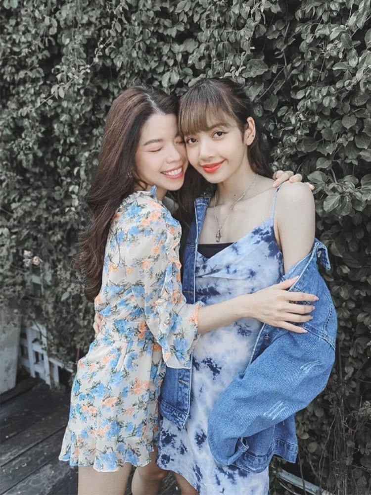 LISA爱上吊带裙，连换两套造型，你喜欢哪款？