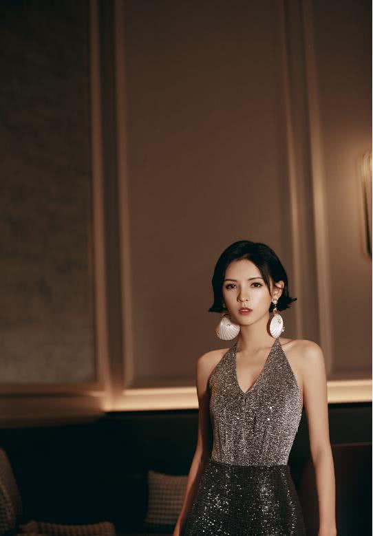 张予曦脖子上绑“带子”不怕掉，衣服又亮又闪美的让人心动