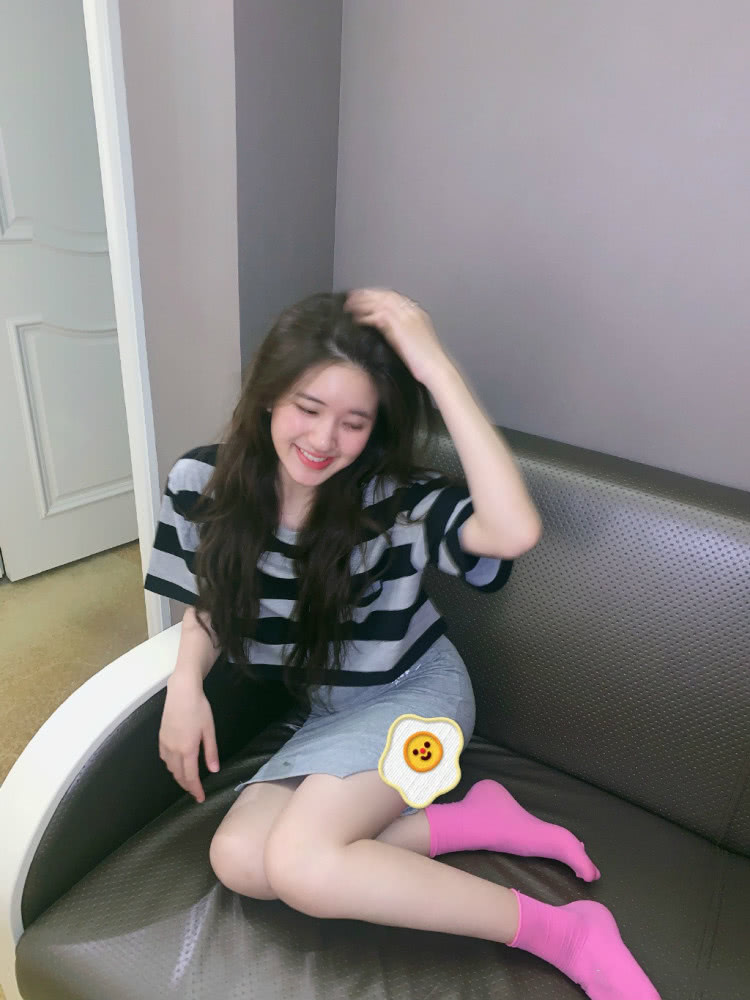 赵露思带狗撒欢，卫衣配花边裤甜SKR