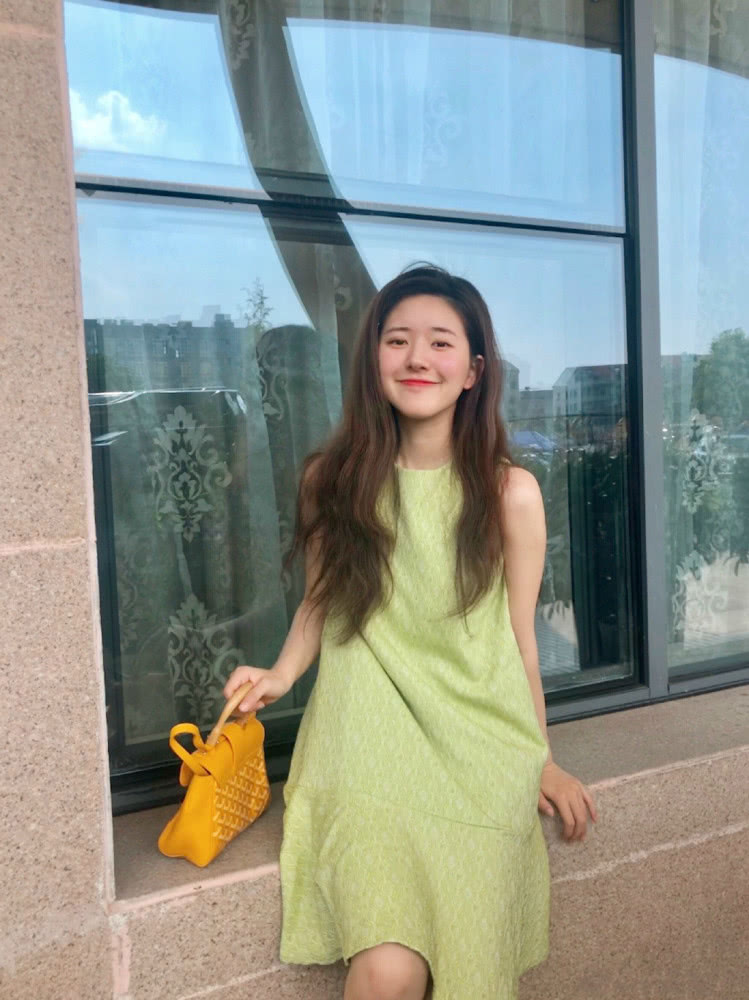 赵露思带狗撒欢，卫衣配花边裤甜SKR