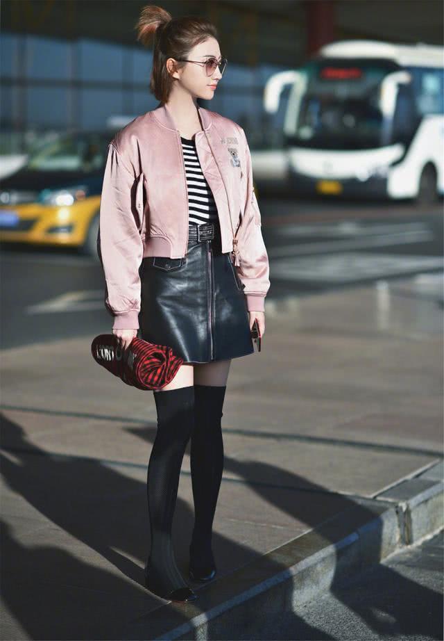 景甜穿白色T恤清新可人,双手托腮美如邻家少女