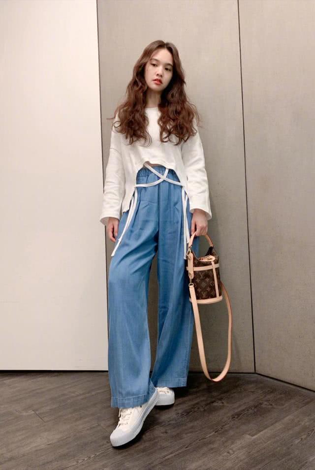 杨丞琳留齐刘海再染新发色,嫩回23岁