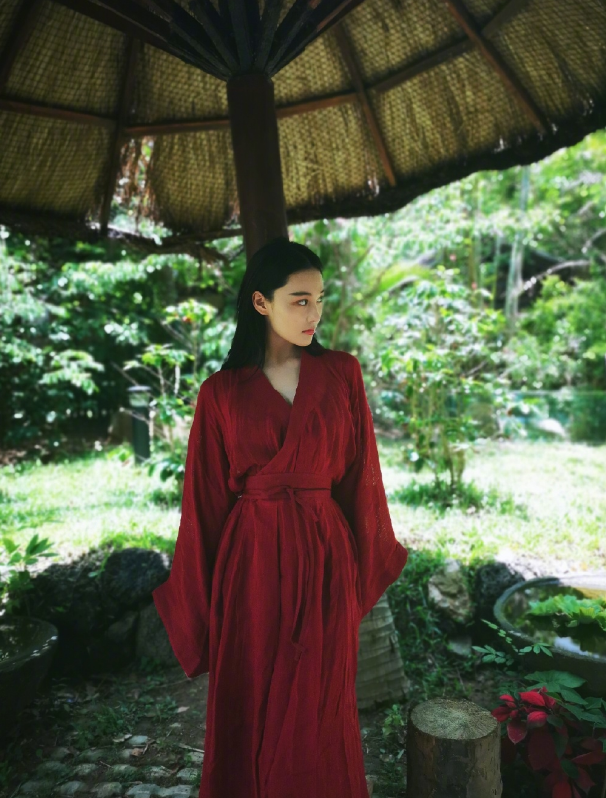 张馨予穿旗袍太有女人味了,身材凹凸有致十分妖娆