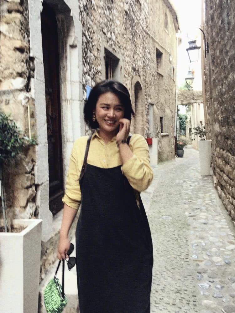 马思纯庆祝32岁生日，晒母女二人合影20年两人都没太多变化