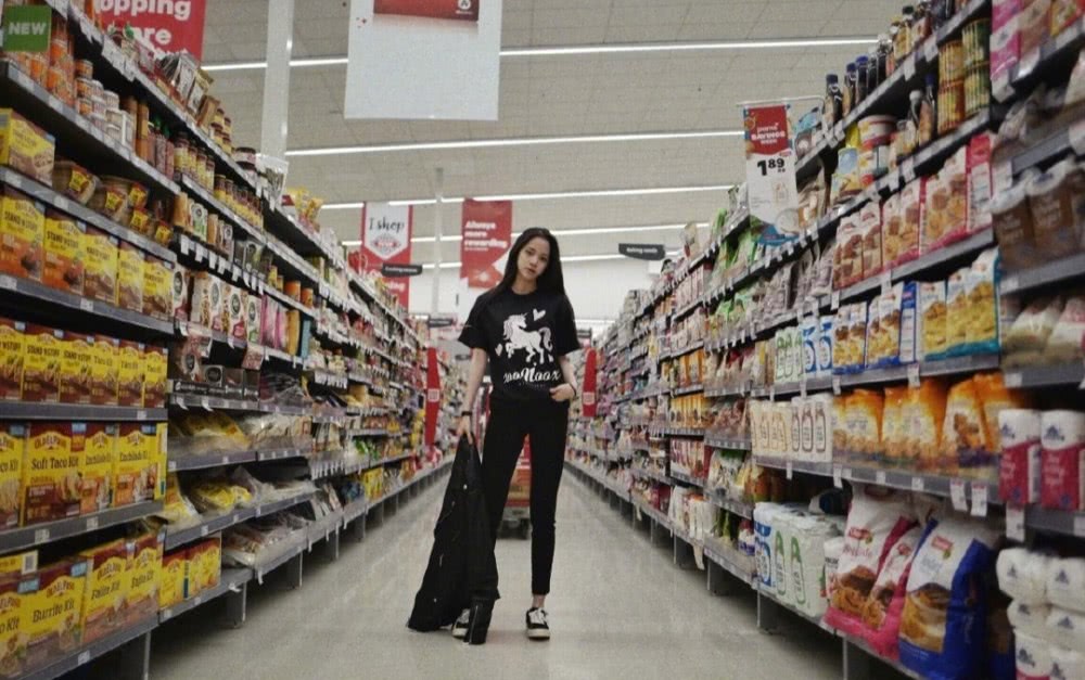 倪妮、古力娜扎、欧阳娜娜演绎超市时尚大片，展示青春活力时尚感