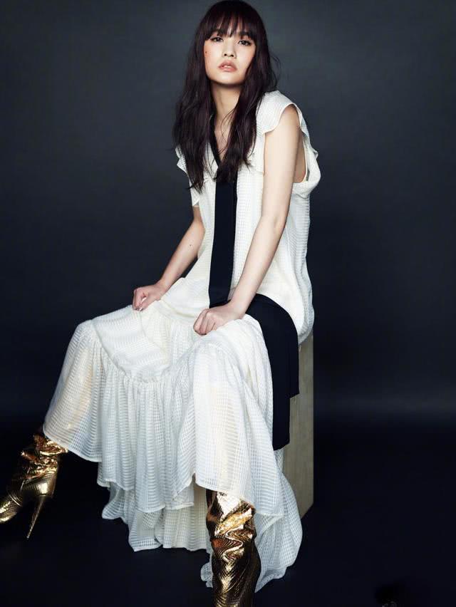 杨丞琳留齐刘海再染新发色,嫩回23岁