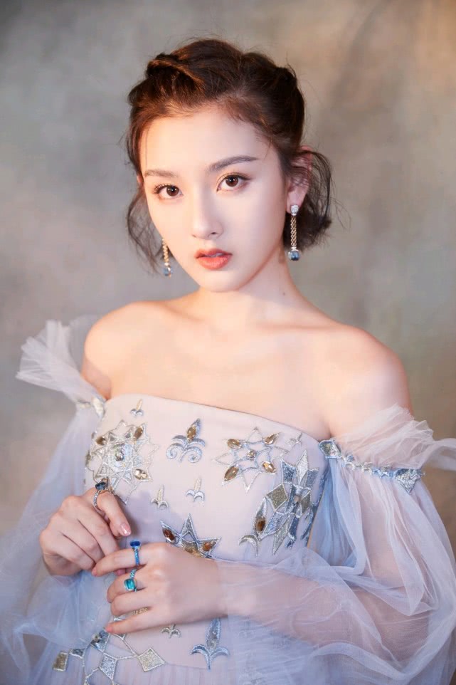 有种“发育过猛”叫宋祖儿，穿上薄纱裙，尽显好身材