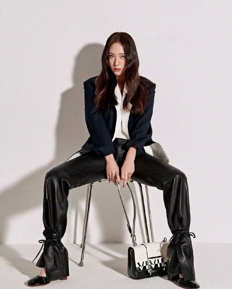 郑秀晶最新照片玩转西装造型太飒,盛世美颜又回来了