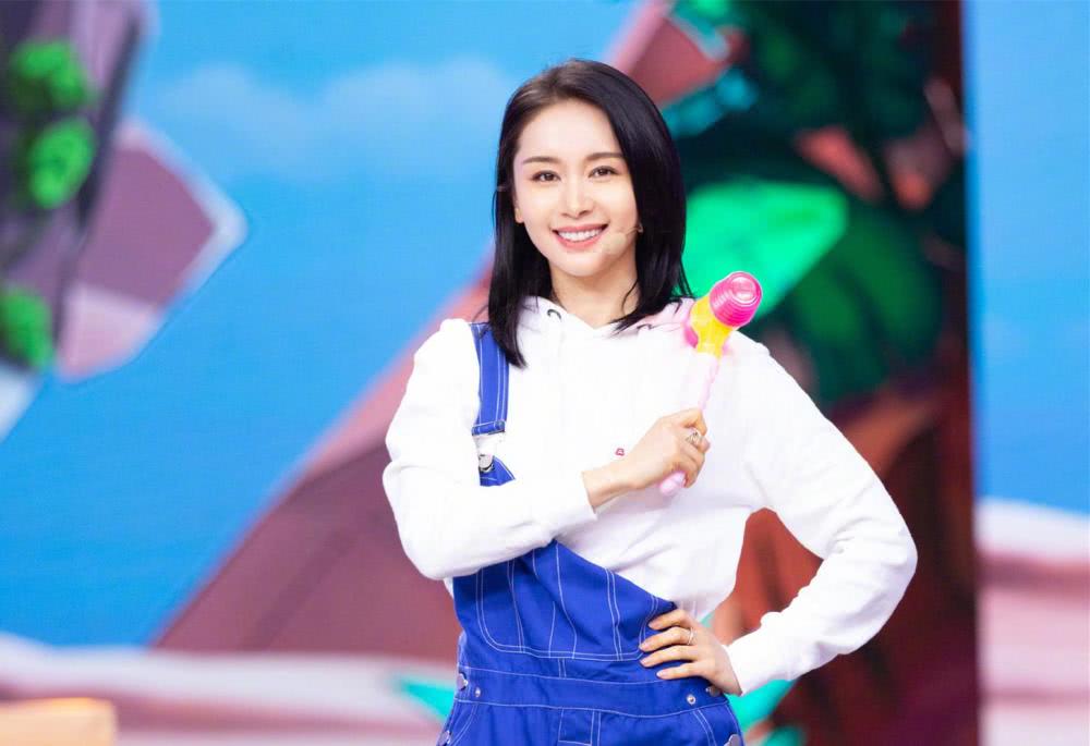王子文长发亮相《快乐大本营》,秒变优雅女神,真是太美了