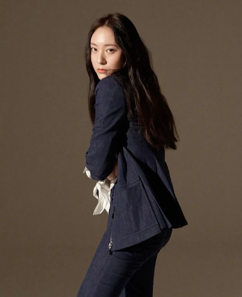 郑秀晶最新照片玩转西装造型太飒,盛世美颜又回来了