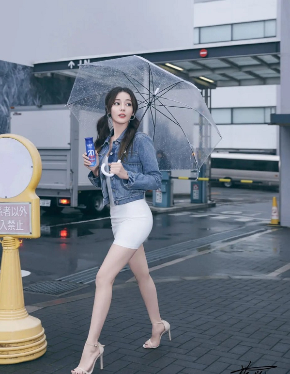 迪丽热巴紧身裙造型太性感,沙漏腰臀比太抢镜