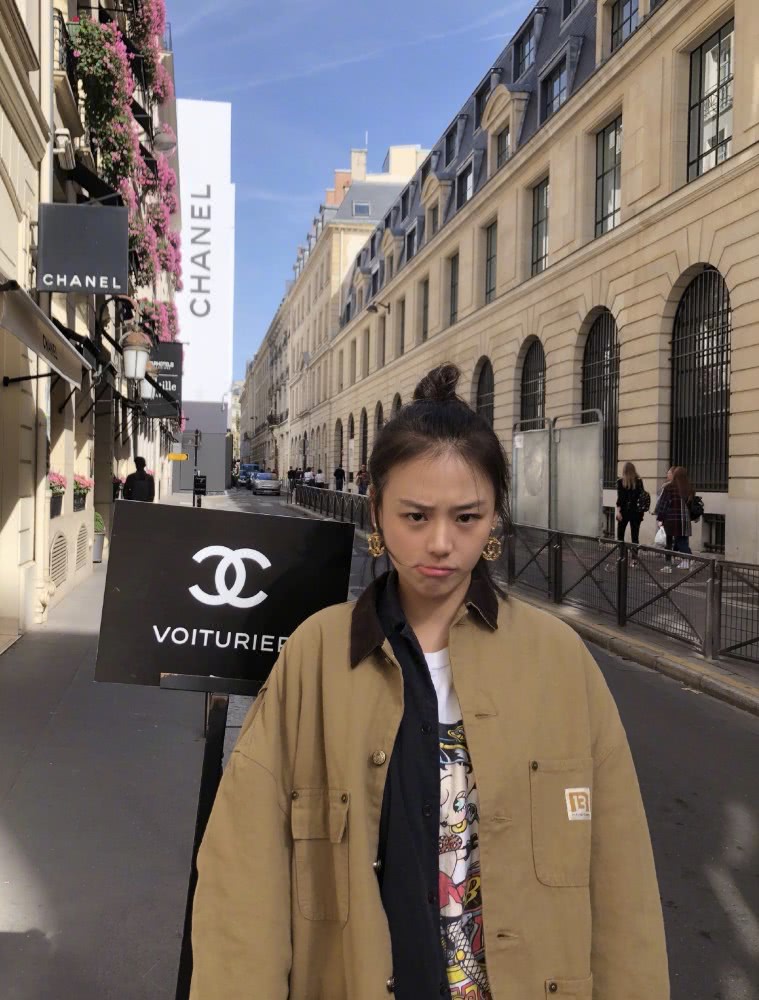 马思纯庆祝32岁生日，晒母女二人合影20年两人都没太多变化